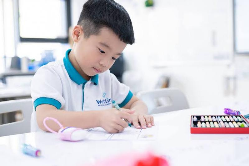 Một viên đá quý Garnet đặt trên nền tím, thể hiện vận mệnh và may mắn của cung tháng 12
