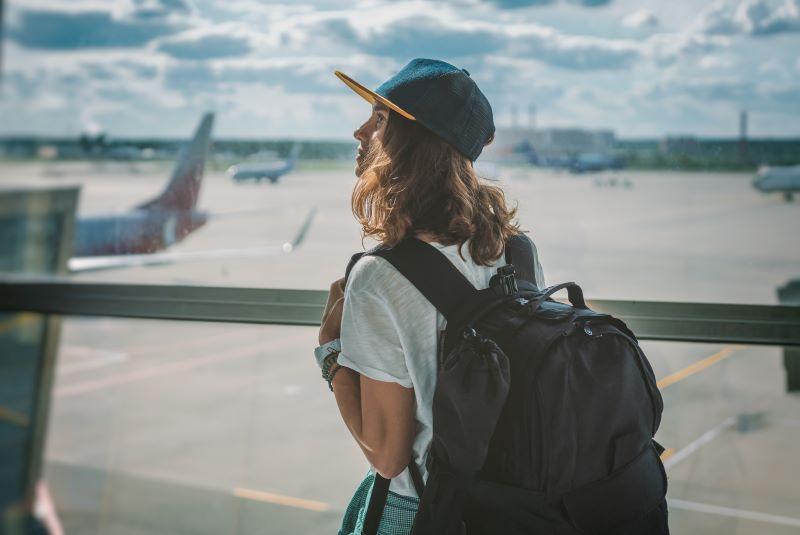 Hình ảnh các vật dụng phổ biến được phép mang trong hành lý xách tay Bamboo Airways, sắp xếp gọn gàng và rõ ràng.