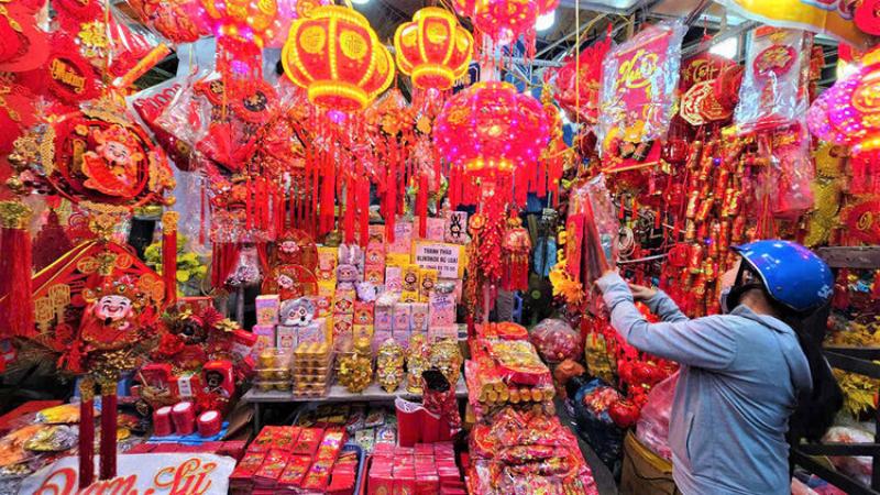 Hình ảnh nhiều người cùng nhau đếm ngược đến Tết, thể hiện sự háo hức và mong chờ.