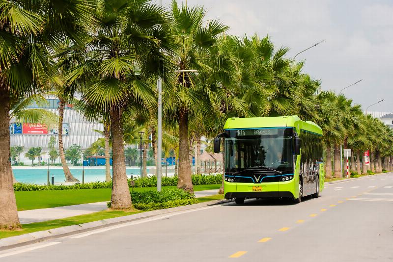 Hình ảnh xe khách di chuyển trên tuyến đường từ Hà Nội đến Hải Dương, minh họa phương tiện phổ biến cho quãng đường này