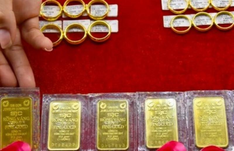Hình ảnh người đang bán vàng tại cửa hàng vào ngày 21 tháng 03