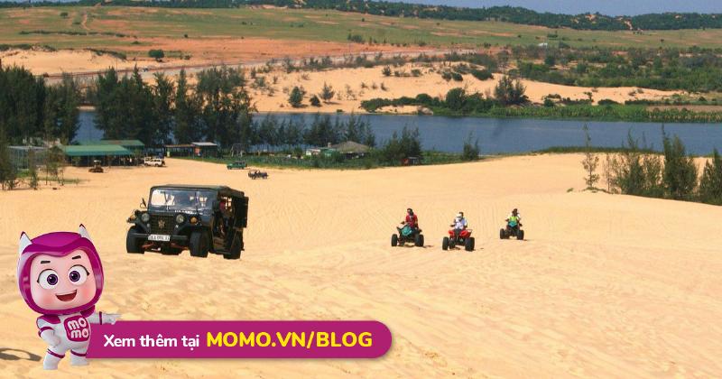 Cảnh quan Bàu Trắng với hồ sen và đồi cát trắng bao quanh ở Phan Thiết tỉnh Bình Thuận, gần Mũi Né