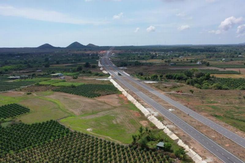 Đường cao tốc mới Dầu Giây - Phan Thiết với các làn xe thông thoáng, biểu tượng cho sự phát triển hạ tầng giao thông kết nối TP.HCM với tỉnh Bình Thuận và Mũi Né