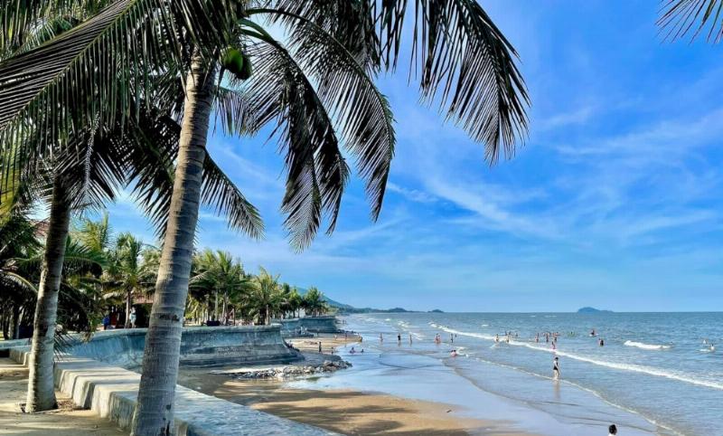 Nhóm bạn trẻ chơi các trò chơi vui nhộn trên bãi biển Hải Tiến