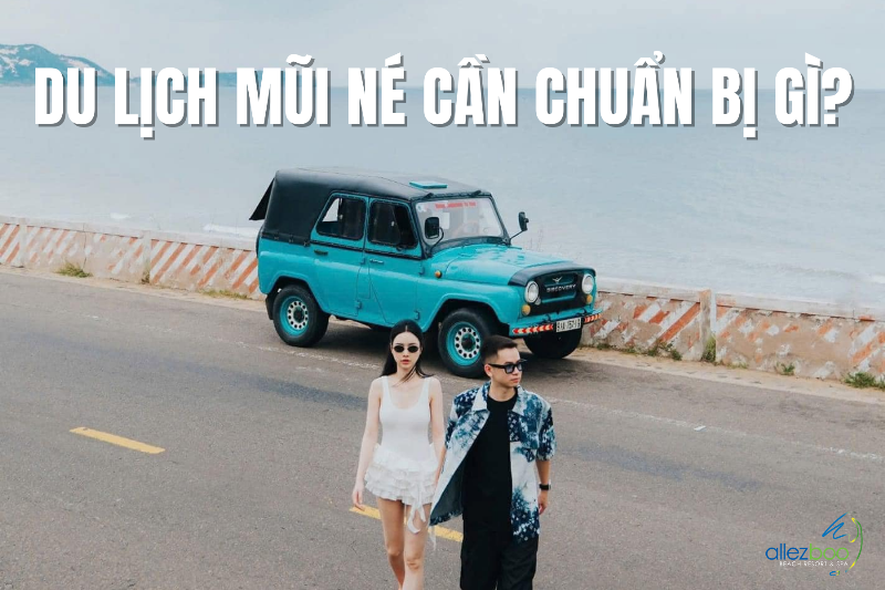Ba lô du lịch với mũ, kem chống nắng, kính râm đặt cạnh một bản đồ du lịch Mũi Né, gợi ý việc chuẩn bị hành lý trước chuyến đi đến thành phố Phan Thiết tỉnh Bình Thuận