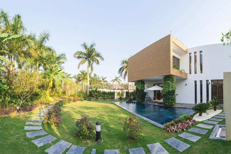 Hồ bơi tại khu resort nghỉ dưỡng cao cấp cho chuyến đi 30/4
