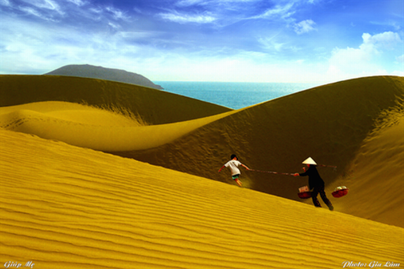 Hình ảnh đồi cát bay ở Mũi Né, thành phố Phan Thiết tỉnh Bình Thuận với những vân cát độc đáo dưới ánh nắng mặt trời