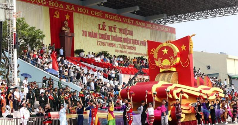 Đồ thị minh họa sự biến động của giá vé máy bay chặng Hà Nội - Huế theo các tháng trong năm, thể hiện rõ sự tăng giảm.