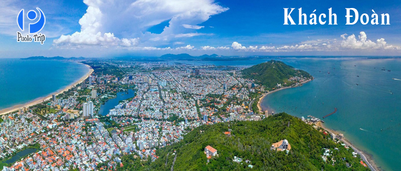 Hành khách đang dùng bữa hoặc thưởng thức đồ ăn nhẹ trong khoang tàu trên hành trình Sài Gòn Hà Nội
