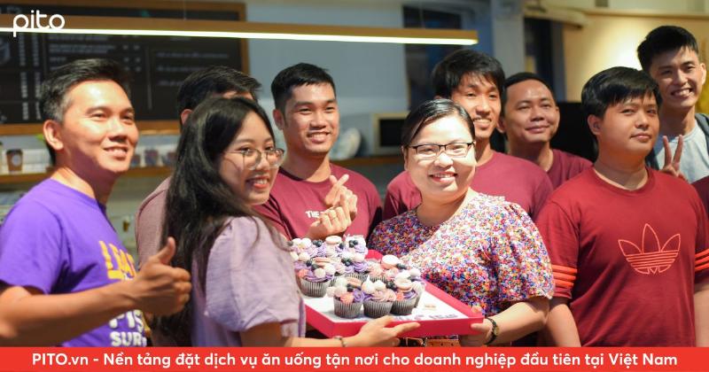 Hình ảnh ẩn dụ về việc kết nối và thấu hiểu người sinh ngày 10 tháng 11, thể hiện qua hai ngọn nến cháy sáng cạnh nhau trong bóng tối, ánh sáng lan tỏa dần.