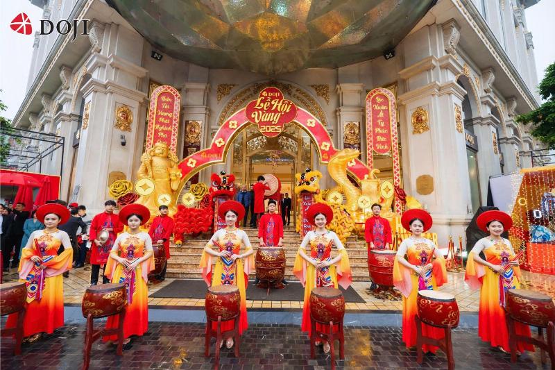 Hình ảnh người đang cân nhắc mua vàng tại cửa hàng vào ngày 21 tháng 03