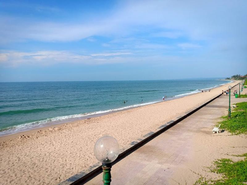 Bãi biển Mũi Né với nắng vàng rực rỡ và bầu trời xanh trong vào mùa đẹp nhất để du lịch, thuộc tỉnh Bình Thuận