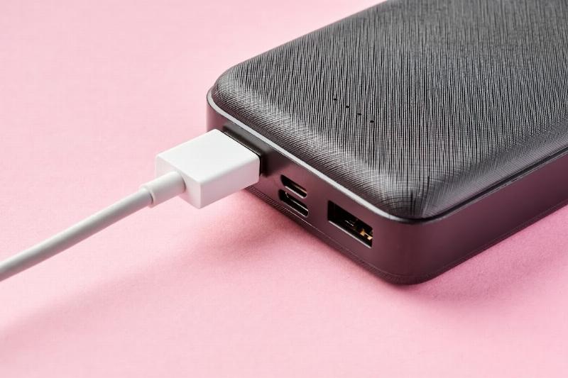 Chỉ mang pin dự phòng trong hành lý xách tay khi bay quốc tế và kiểm tra công suất Wh