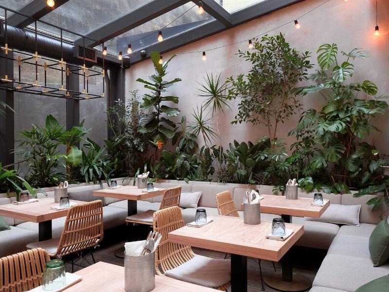Một quán cafe có view đẹp nhìn ra thành phố Sài Gòn hoặc có phong cách trang trí độc đáo