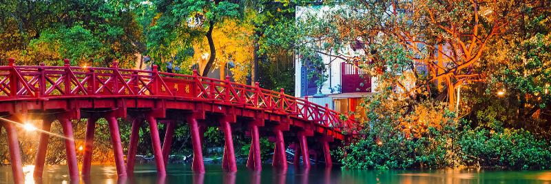 Người dùng tìm kiếm vé máy bay giá rẻ trên màn hình máy tính hoặc điện thoại, tập trung vào chặng Cần Thơ - Phú Quốc