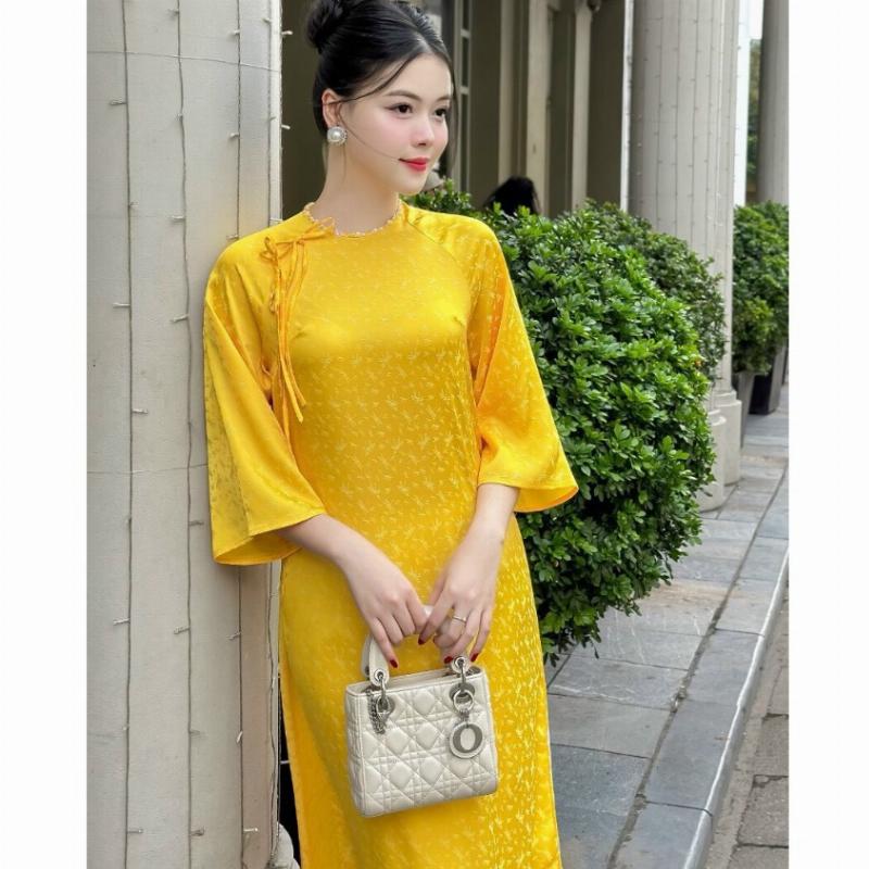 Hình ảnh một mẫu sườn xám trơn màu đen hoặc đỏ đô, chất liệu lụa hoặc nhung cao cấp, kiểu dáng truyền thống hoặc cách tân nhẹ, tôn lên vẻ đẹp tối giản và thanh lịch.